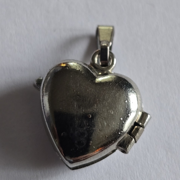 Heart locket pendant silver tone cutout scent aromatherapy charm - Picture 9 of 10